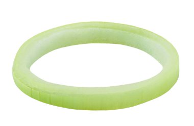 Uçan soğan halkası beyaz arka planda izole edildi. Taze soğan halkası yakından, tam derinlikte.