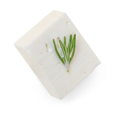 Beyaz arka planda izole edilmiş Feta peyniri parçası. Biberiyeli taze Yunan yumuşak peyniri. Salata malzemesi.