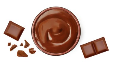 Kasede erimiş siyah çikolata ve beyaz arka planda izole edilmiş çikolata parçaları. Çikolata üst görüş açısına yayılmış. Düz la