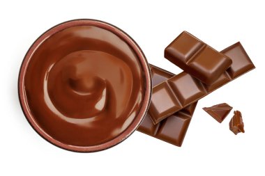 Beyaz arka planda izole edilmiş kasedeki çikolata kremi. Erimiş çikolata ve çikolata parçalarının üst görüntüsü. Çikolata katılmış Düz la