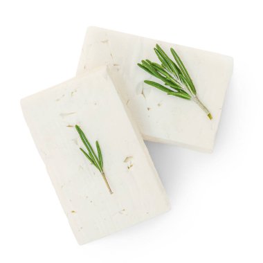 Beyaz üzerine izole edilmiş Feta peyniri parçaları. Bitkilerle birlikte taze Yunan yumuşak peyniri. Salata malzemeleri. Üst manzara, düz uzanma