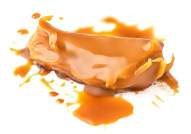 Yüzen karamel soslu karamel şekeri beyaz arka planda izole edilmiş. Eriyen ipek çikolatalı karamel parçaları yakın plan.