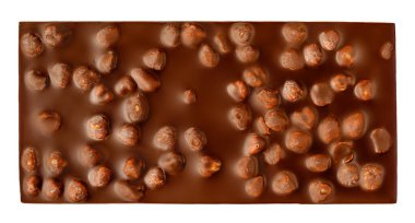 Beyaz arka planda fındıklı çikolata. Koyu çikolatalı ve fındıklı. Düz la