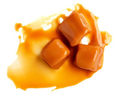 Karamel beyaza izole edilmiş. Akan soslu karamel. Eriyen karamel parçaları