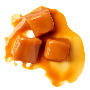 Karamel beyaza izole edilmiş. Akan soslu karamel. Eriyen karamel parçaları