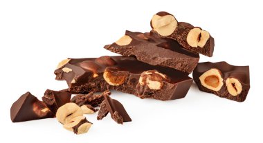 Beyaz arka planda fındıklı sütlü çikolata. Fındıklı kırık çikolata parçaları.