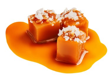 Tuzlu karamel şekerlemesi izole edilmiş. Karamelli karamel soslu tuzlu karamel şekerleri ve beyaz arka planda tuz kristalleri..