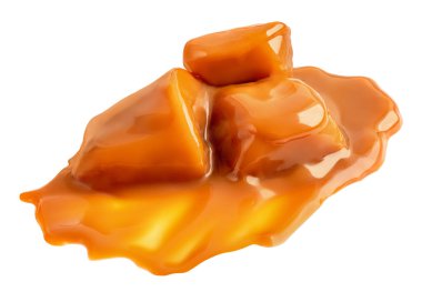 Karamelli şekerler izole edilmiş. Sütlü karamel karamel soslu karamel şekerlemeleri beyaz arka planda. Üst Manzara. Düz yatıyordu