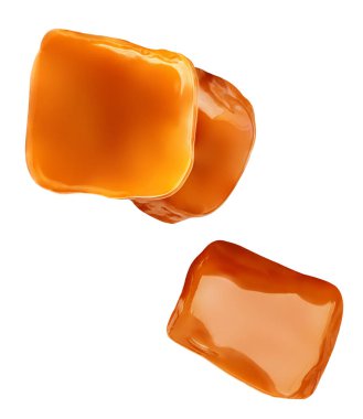 Uçan Karamel şekerlemeleri beyazın üzerinde izole edilmiş. Eriyen karamel soslu karamel şekerlemeleri.  