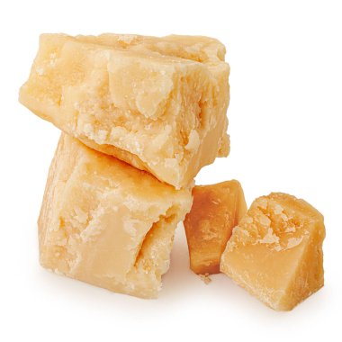 İzole edilmiş parmesan. Beyaz arka planda bir parça parmesan peyniri. Parmesan ya da Grana Padano parçaları.. 