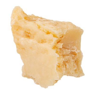 İzole edilmiş parmesan. Beyaz arka planda bir parça parmesan peyniri. Parmesan ya da Grana Padano parçaları.. 