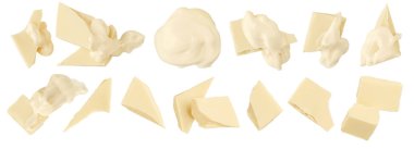 Beyaz üzerinde erimiş çikolata kreması olan beyaz çikolata parçaları. Kırık beyaz çikolata parçaları. Paket tasarımı için ayarlandı. Koleksiyon