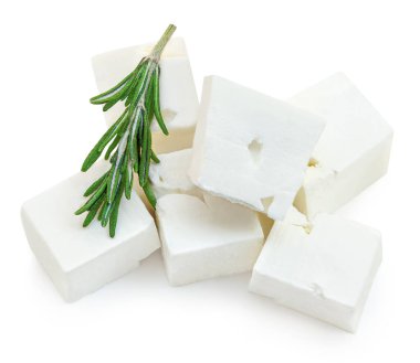 Feta peyniri izole. Beyaz arka planda Yunan fitaki peyniri parçaları. Taze yumuşak peynir bloğu üst görünümü. Paket tasarım elementi