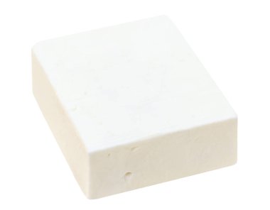 Feta peyniri izole. Beyaz arka planda Yunan fitaki peyniri parçaları. Taze yumuşak peynir bloğu üst görünümü. Paket tasarım elementi