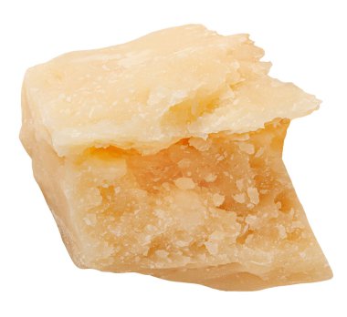 Parmesan peyniri parçası izole edilmiş. Kırık parmesan peyniri beyaz üzerine.