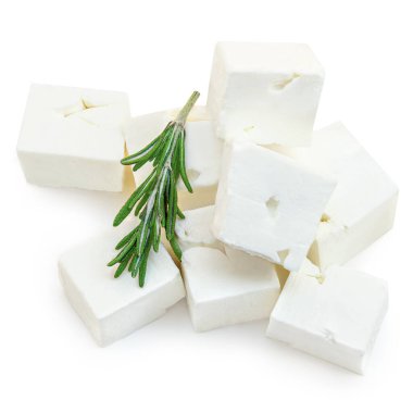 Feta peyniri izole. Beyaz arka planda posmary yapraklı Yunan fitaki peyniri parçaları. Üst Manzara. Paket tasarım elementi