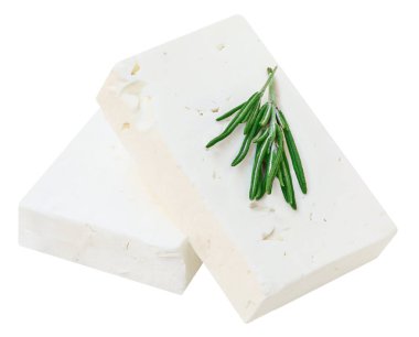 Feta peyniri izole. Beyaz arka planda posmary yapraklı Yunan fitaki peyniri parçaları. Üst Manzara. Paket tasarım elementi