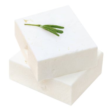 Feta peyniri izole. Beyaz arka planda Yunan fitaki peyniri parçaları. Biberiye bitkisi manzaralı Feta bloğu. Paket tasarım elementi