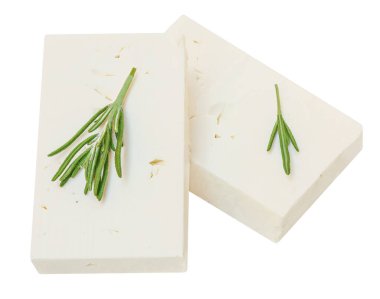 Feta peyniri izole. Beyaz arka planda Yunan fitaki peyniri parçaları. Biberiye bitkisi manzaralı Feta bloğu. Paket tasarım elementi