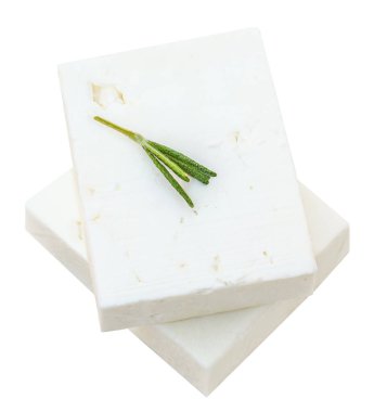 Feta peyniri izole. Beyaz arka planda Yunan fitaki peyniri parçaları. Biberiye bitkisi manzaralı Feta bloğu. Paket tasarım elementi