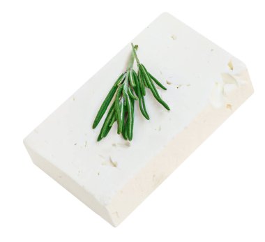 Feta peyniri izole. Beyaz arka planda Yunan fitaki peyniri parçaları. Biberiye bitkisi manzaralı Feta bloğu. Paket tasarım elementi