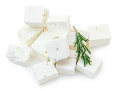 Feta peyniri izole. Beyaz arka planda Yunan fitaki peyniri parçaları. Biberiye bitkisi manzaralı Feta bloğu. Paket tasarım elementi
