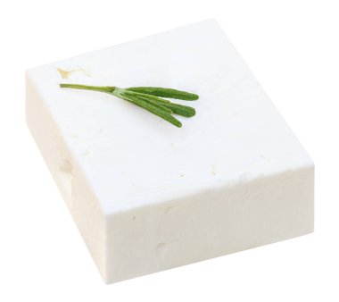 Feta peyniri izole. Beyaz arka planda Yunan fitaki peyniri parçaları. Biberiye bitkisi manzaralı Feta bloğu. Paket tasarım elementi