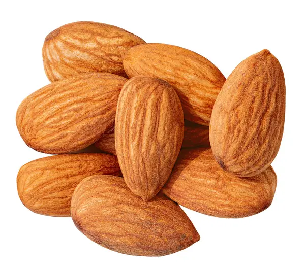 Bademler beyaz arka planda izole edilmiş. Kahverengi kabuklu badem fıstığı yığını. Badem Üst Manzara. Düz yatıyordu. Paket tasarım elementi