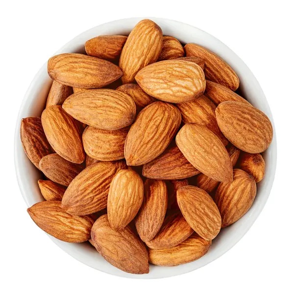Beyaz arka planda izole edilmiş beyaz bir kasede badem fıstığı. Tatlı badem tohumları yığını. Badem üst görünüm