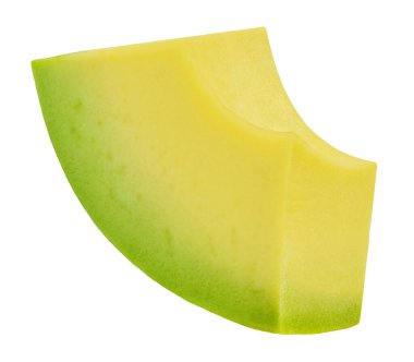 Avokado dilimi beyaza izole edilmiş. Organik Avokado parçası düşüyor. Avokado parçacıkları uçuyor. Gıda Paketi tasarım elementi