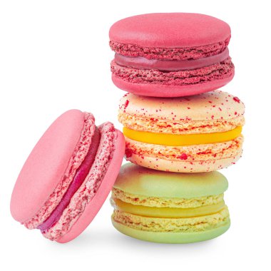 Beyaz arka planda izole edilmiş renkli badem kurabiyeleri. Fransız kurabiyeli pasta ya da bir yığın kurabiye. Makarna. Geleneksel tatlı.