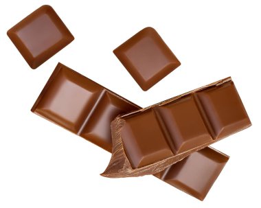 Düşen çikolata parçaları beyaza izole edilmiş. Havada uçuşan kırık çikolata parçaları. Üst Manzara. Düz la