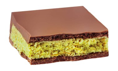 Uçan Dubai Çikolatası parçaları beyaza izole edilmiş. Fıstık ezmeli ve kadayif 'li çikolata patlaması. Dubai Çikolata Üstü Manzaralı. Düz yatıyordu. 