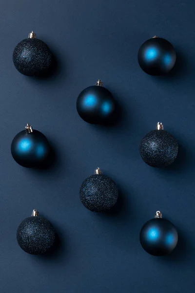 Kerstkaart Met Blauwe Matte Glitterballen Donkerblauwe Achtergrond — Stockfoto