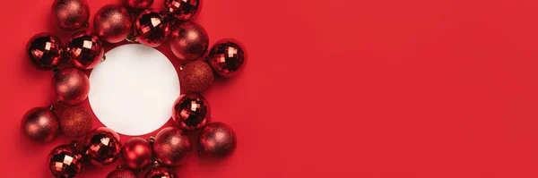 Boules Noël Rouges Décorations Autour Cercle Blanc Vide Sur Fond — Photo