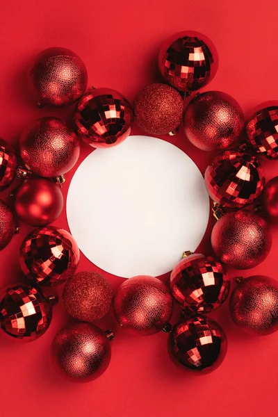 Boules Noël Rouges Décorations Autour Cercle Blanc Vide Sur Fond — Photo