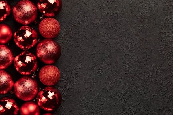 Cartão Natal Com Bolas Bugiganga Vermelhas Decorações Fundo Preto Com — Fotografia de Stock