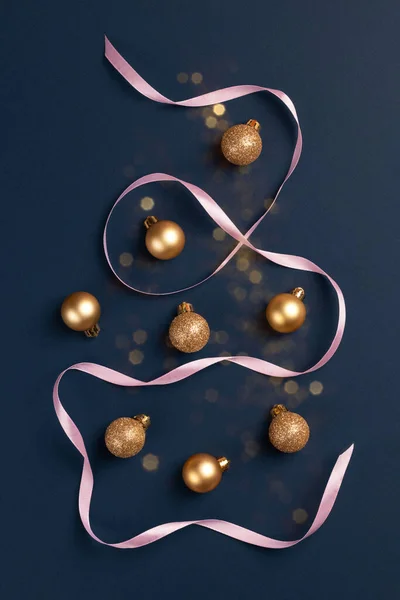 Рождественская Открытка Золотыми Шариками Атласной Лентой Темно Синем Фоне — стоковое фото