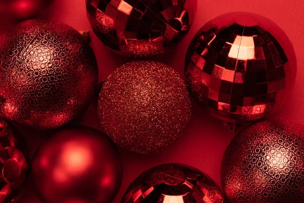 Carte Noël Avec Boules Billes Paillettes Rouges Sur Fond Rouge — Photo