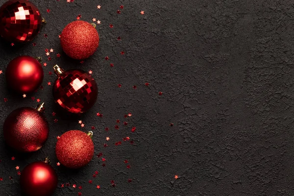 Cartão Natal Com Bolas Bugiganga Vermelhas Decorações Estrelas Glitter Confetti — Fotografia de Stock