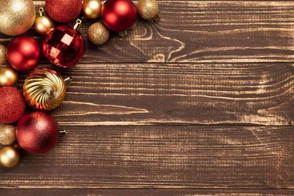 Carte Noël Avec Boules Décoration Rouges Dorées Sur Fond Bois — Photo