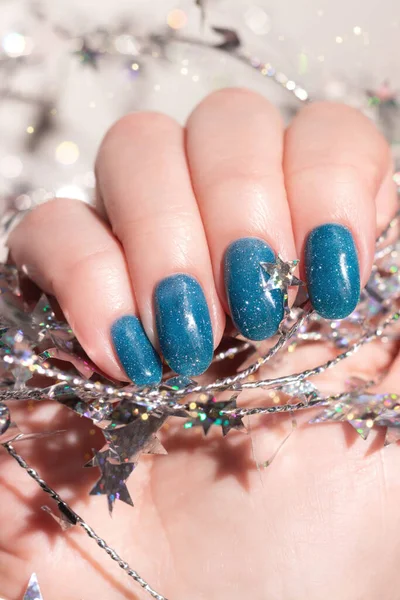 Женская Рука Красивым Праздничным Маникюром Синие Блестящие Ногти Серебряной Скрученной — стоковое фото