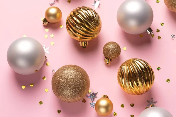 Carte Noël Avec Boules Dorées Argentées Confettis Sur Fond Rose — Photo