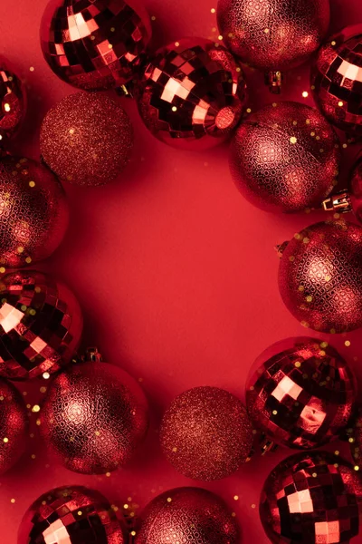 红色背景下带有复制空间的红色圣诞铝球装饰品圆形框架 — 图库照片