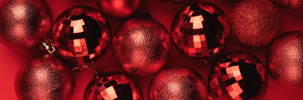 圣诞横幅 红色背景上闪烁着红色的可抛掷球 宽的全景头 — 图库照片