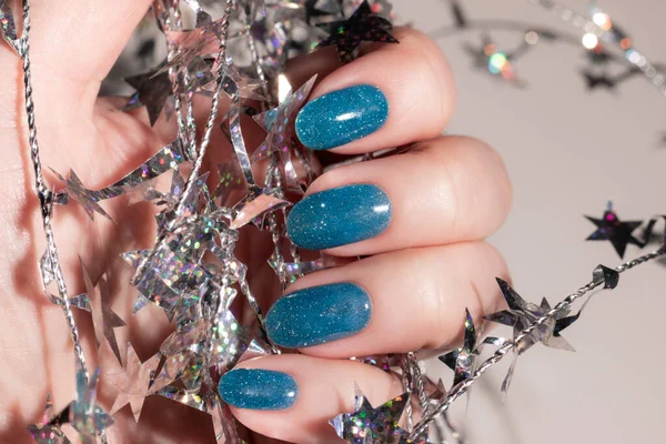 Kobieca Ręka Pięknym Wakacyjnym Manicure Niebieskie Brokatowe Paznokcie Srebrnym Skręconym — Zdjęcie stockowe