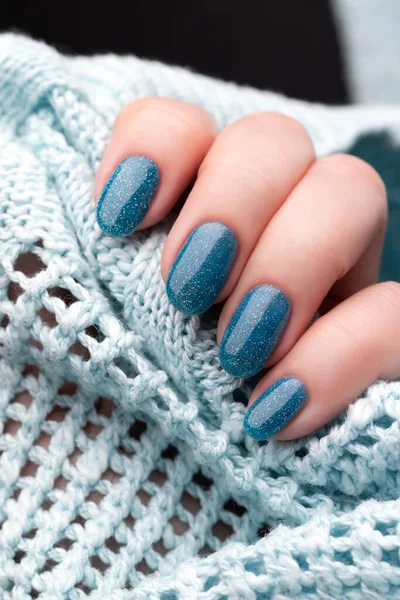 Mão Feminina Suéter Tricotado Azul Com Bela Manicura Férias Pregos — Fotografia de Stock