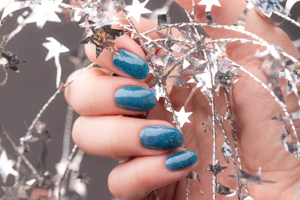 Vrouwelijke Hand Met Mooie Vakantie Manicure Blauwe Glitter Nagels Met — Stockfoto
