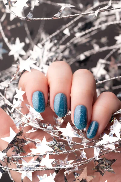 Женская Рука Красивым Праздничным Маникюром Синие Блестящие Ногти Серебряной Скрученной — стоковое фото