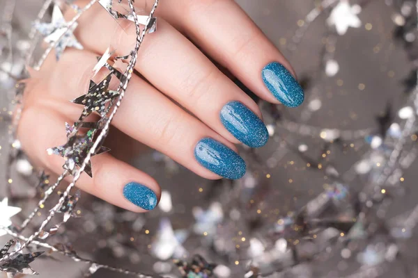 Női Kéz Gyönyörű Ünnep Manikűr Kék Csillogó Körmök Ezüst Sodrott — Stock Fotó